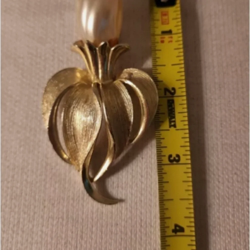 Vintage Signed Sarah Coventry Orchid Faux Baroque Pearl Flower Pin Brooch